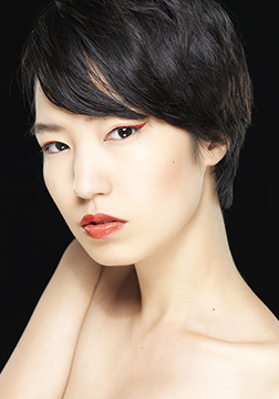 女性モデルのビューティー撮影作品 撮影:小原 聡太(東京拠点のフォトグラファー)
