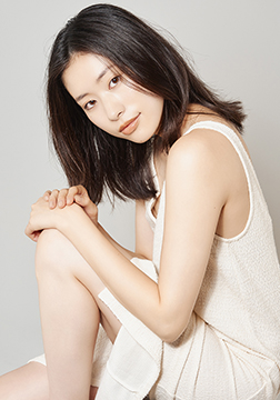 女性モデルのファッション・ビューティー撮影作品 撮影:小原 聡太(東京拠点のフォトグラファー)
