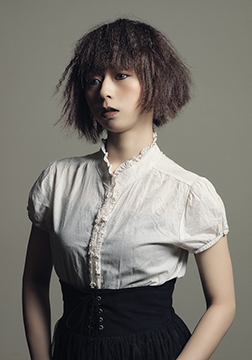 女性モデルのファッション撮影、ヘアサロン向けサロンスタイルの作品撮り 撮影:小原 聡太(東京拠点のフォトグラファー)