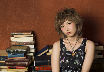 女性モデルのファッション撮影、ヘアサロン向けサロンスタイルの作品撮り 撮影:小原 聡太(東京拠点のフォトグラファー)